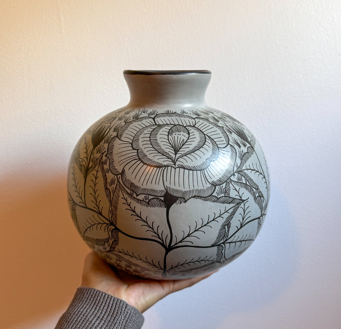 Gris round vase